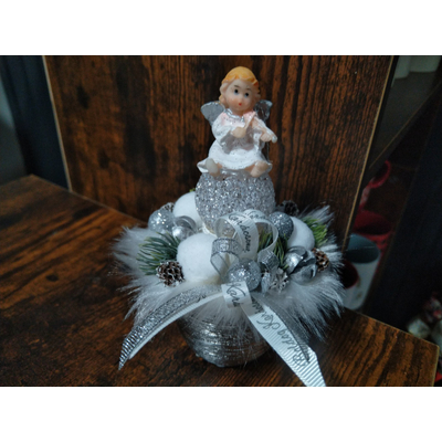 Karácsonyi asztaldísz üveg gömbön űlő angyalkával