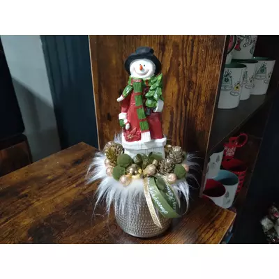 Karácsonyi asztaldísz hóember figurával