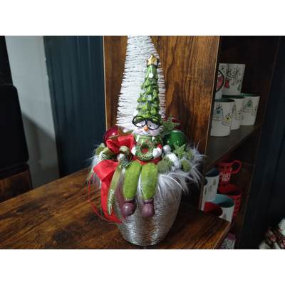 Karácsonyi asztaldísz hóemberrel fenyőfával