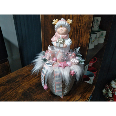 Karácsonyi asztaldísz rózsaszín sapkás kislány