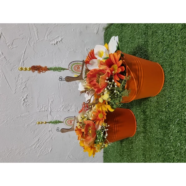 Tavaszi asztaldísz sárga bádogedényben