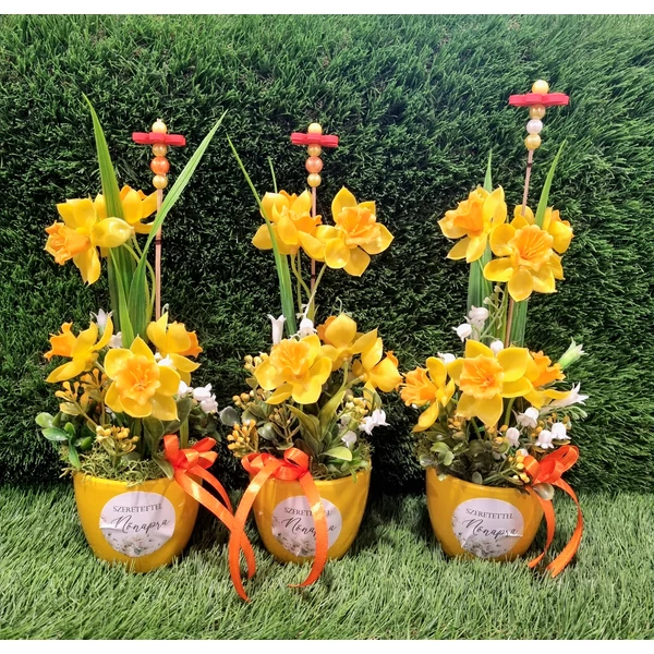 Tavaszi selyemdísz nőnapra sárga kaspóban