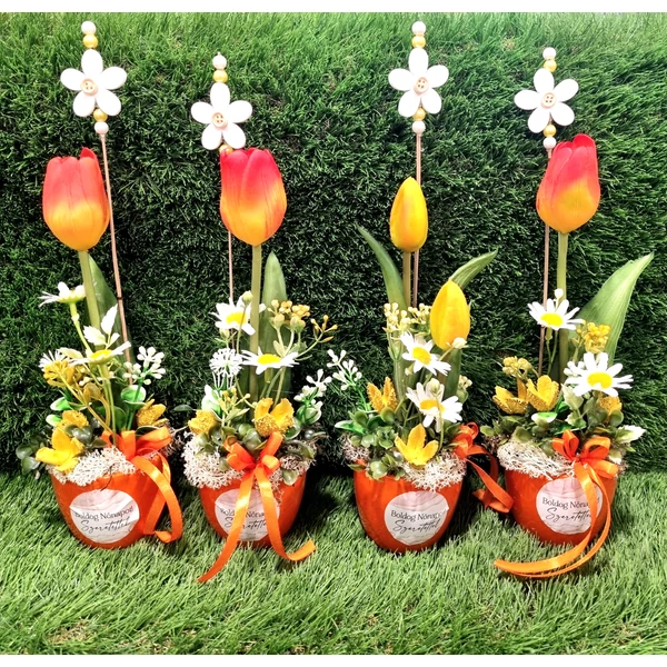 Tavaszi asztaldísz nőnapra narancs kaspóban