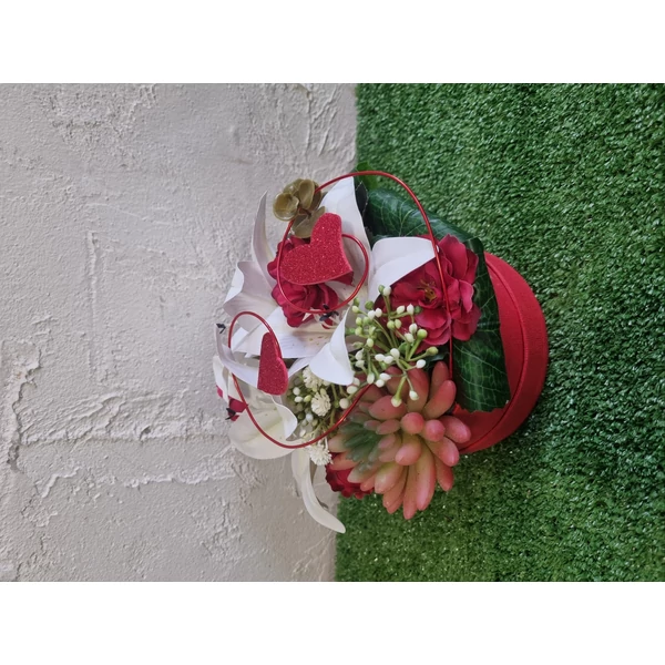 Liliomos asztaldísz szívvel